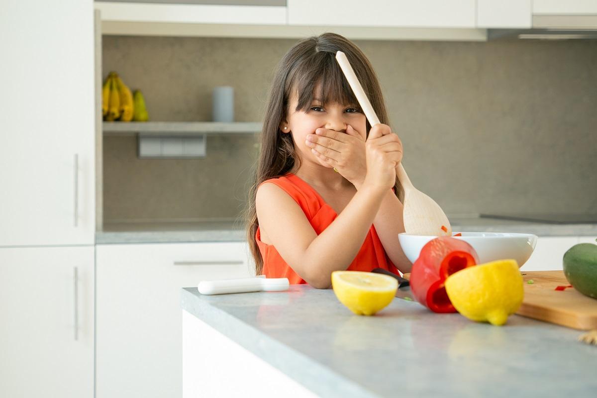 Los niños deben participar en la elaboración de las comidas.