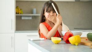 Los niños deben participar en la elaboración de las comidas.