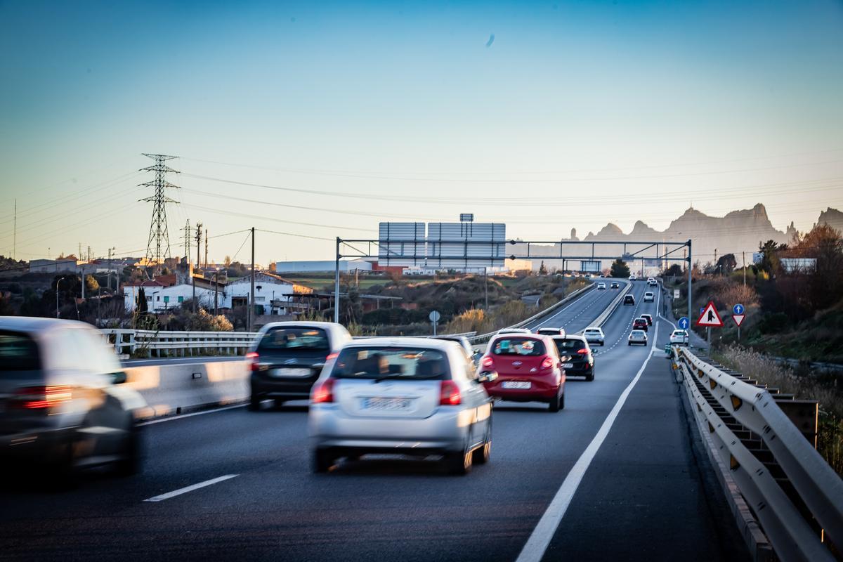 Imatge d'arxiu de vehicles durant l'operació tornada a la C-55, en el seu pas per Manresa