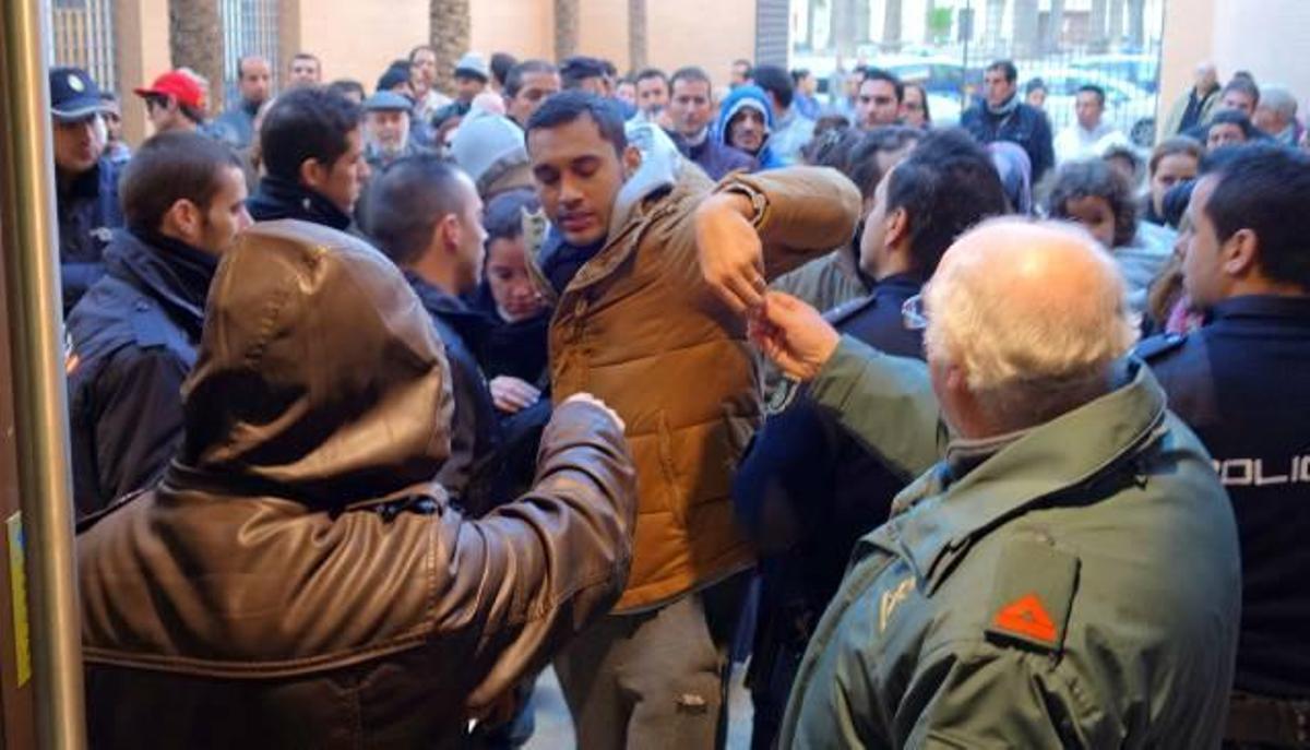 El colapso para pedir cita en el Registro Civil acaba con un herido e intervención policial