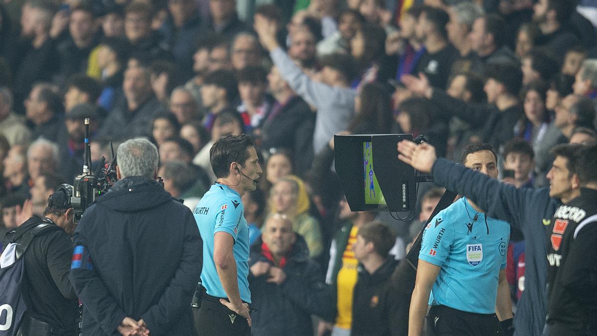 El árbitro Munuera Montero consultando el VAR durante el partido de liga entre el FC Barcelona y el Villarreal. Fotografía de Jordi Cotrina