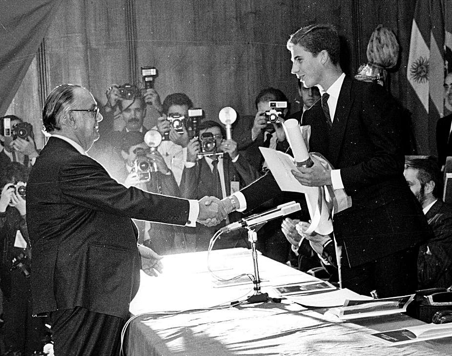 Cela recoge de manos del entonces Príncipe de Asturias, Felipe de Borbón, el Premio de las Letras el 29 de octubre de 1987. | LNE