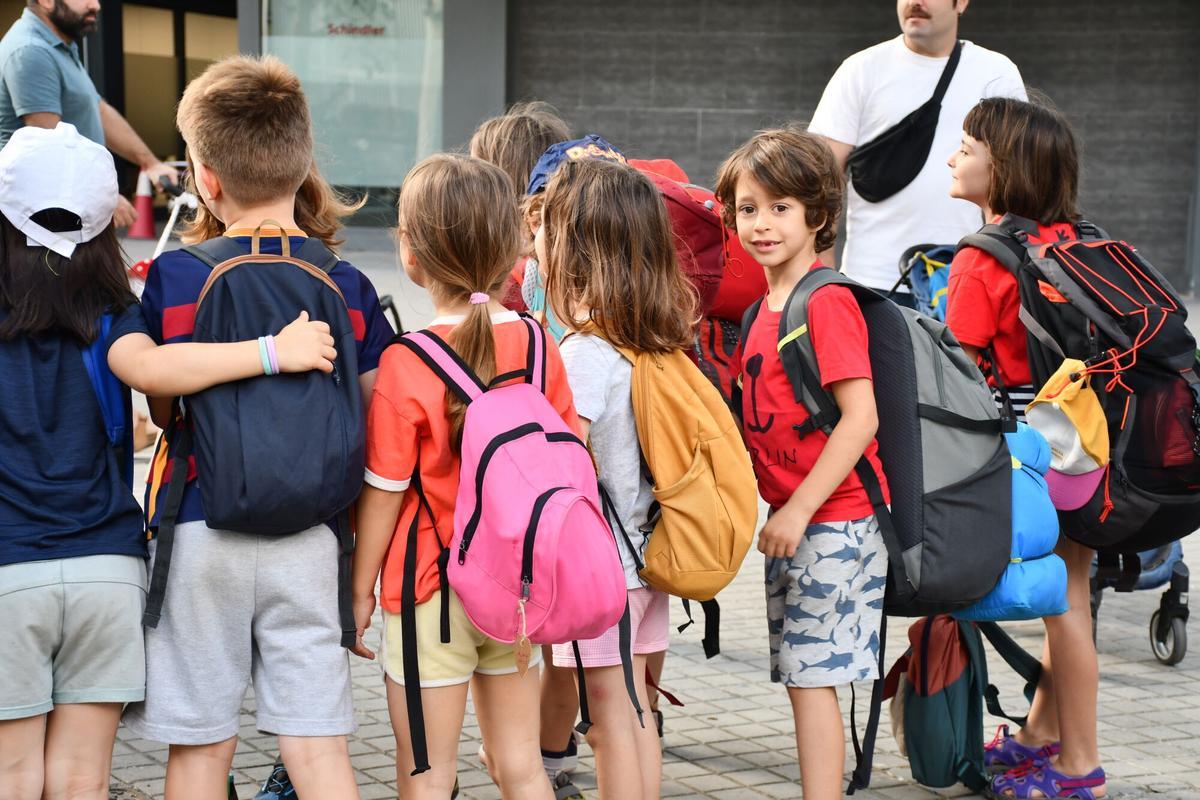 Un grupo de niños y niñas antes de irse de colonias
