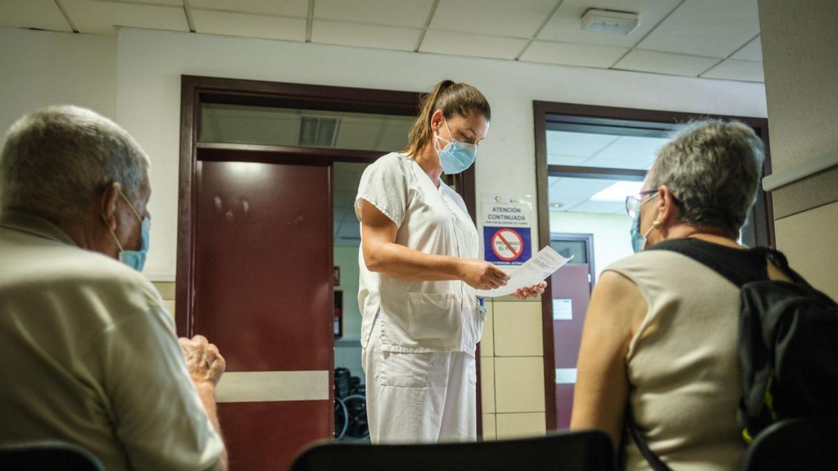Una enfermera pasa lista en un centro de salud del Archipiélago.