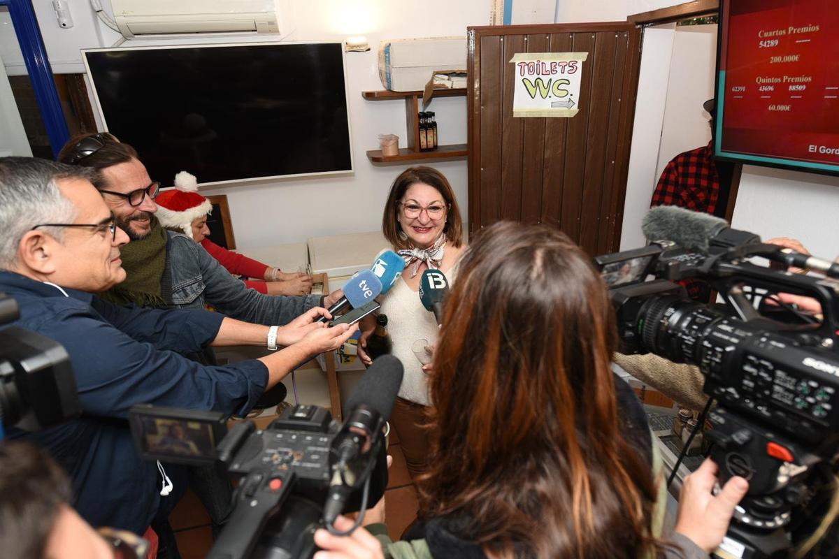 Lali Torres, la propietaria del Bar Can Bellotera de Ibiza donde ha tocado El Gordo de la Lotería de Navidad, atendiendo a los medios de comunicación.
