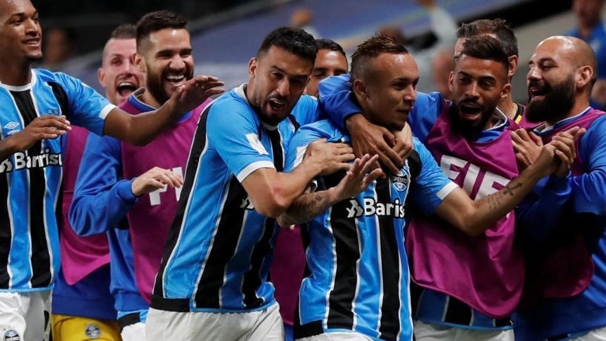 Los jugadores del Gremio celebran el gol de Everton.