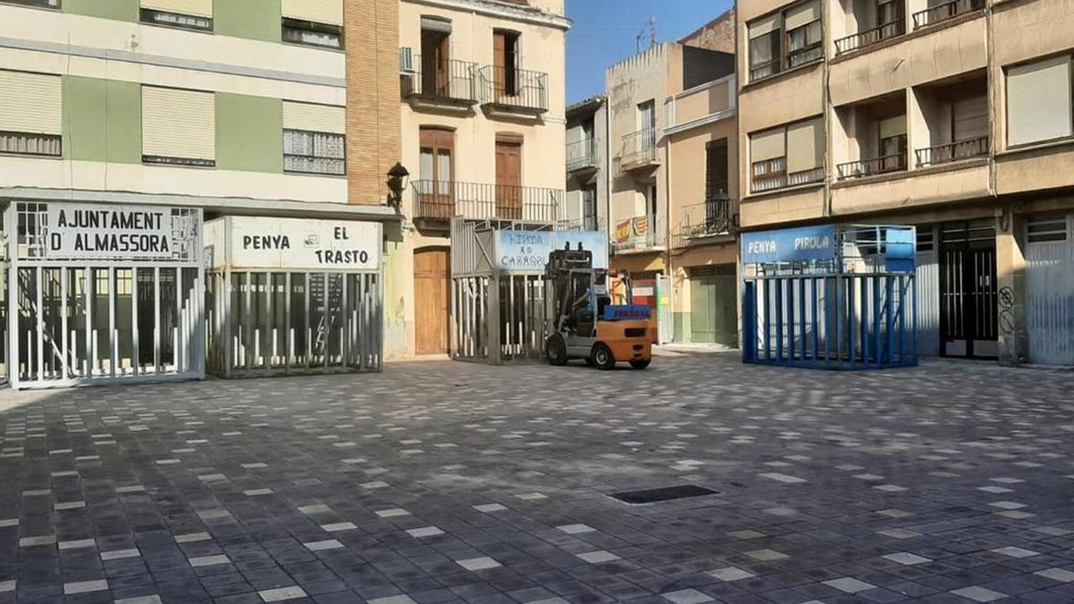 Movimiento a primera hora de la mañana de este martes para trasladar los &#039;cadafals&#039; del almacén a la plaza Mayor.