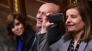 La exministra Fátima Báñez hace una foto con su móvil en el Congreso junto al exministro José Ignacio Wert y la exvicepresidenta Soraya Sáenz de Santamaría.