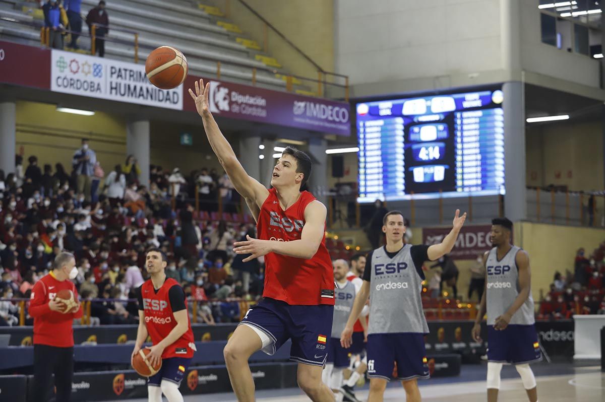 Las imágenes de la selección española de baloncesto con los jóvenes cordobeses en Vista Alegre