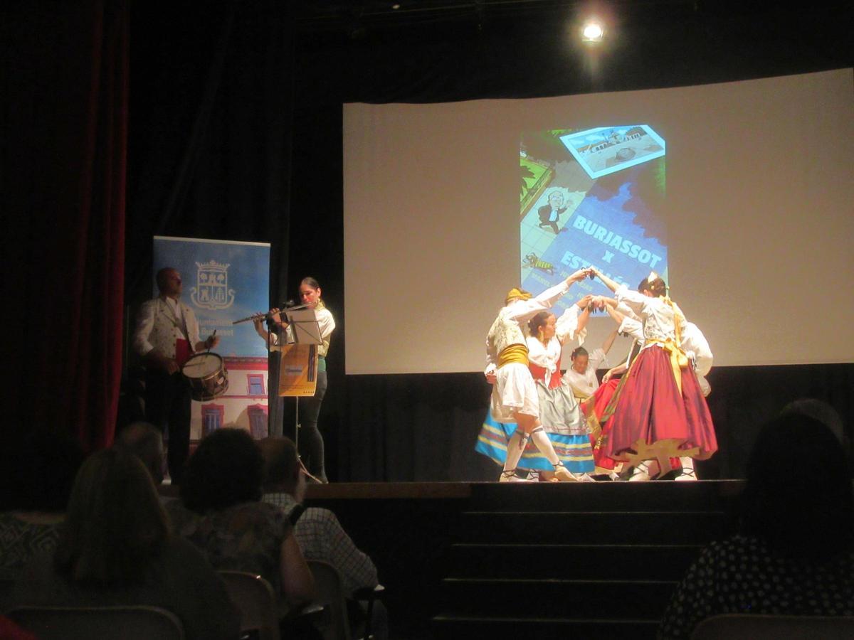 El Grup de Danses La Senyera sobre el escenario.