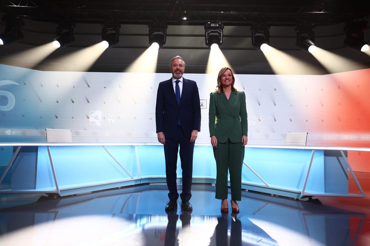 Jorge Azcón y Pilar Alegría antes del comienzo del cara a cara en Aragón TV.