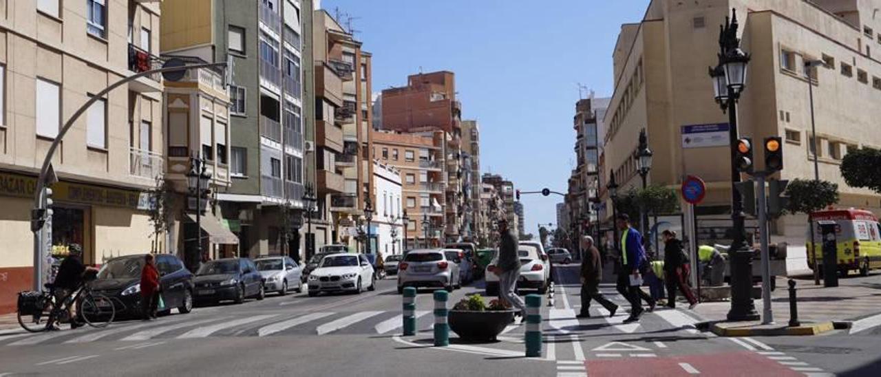Peatones y vehículos circulan por la Diagonal del País Valencià de Cullera.