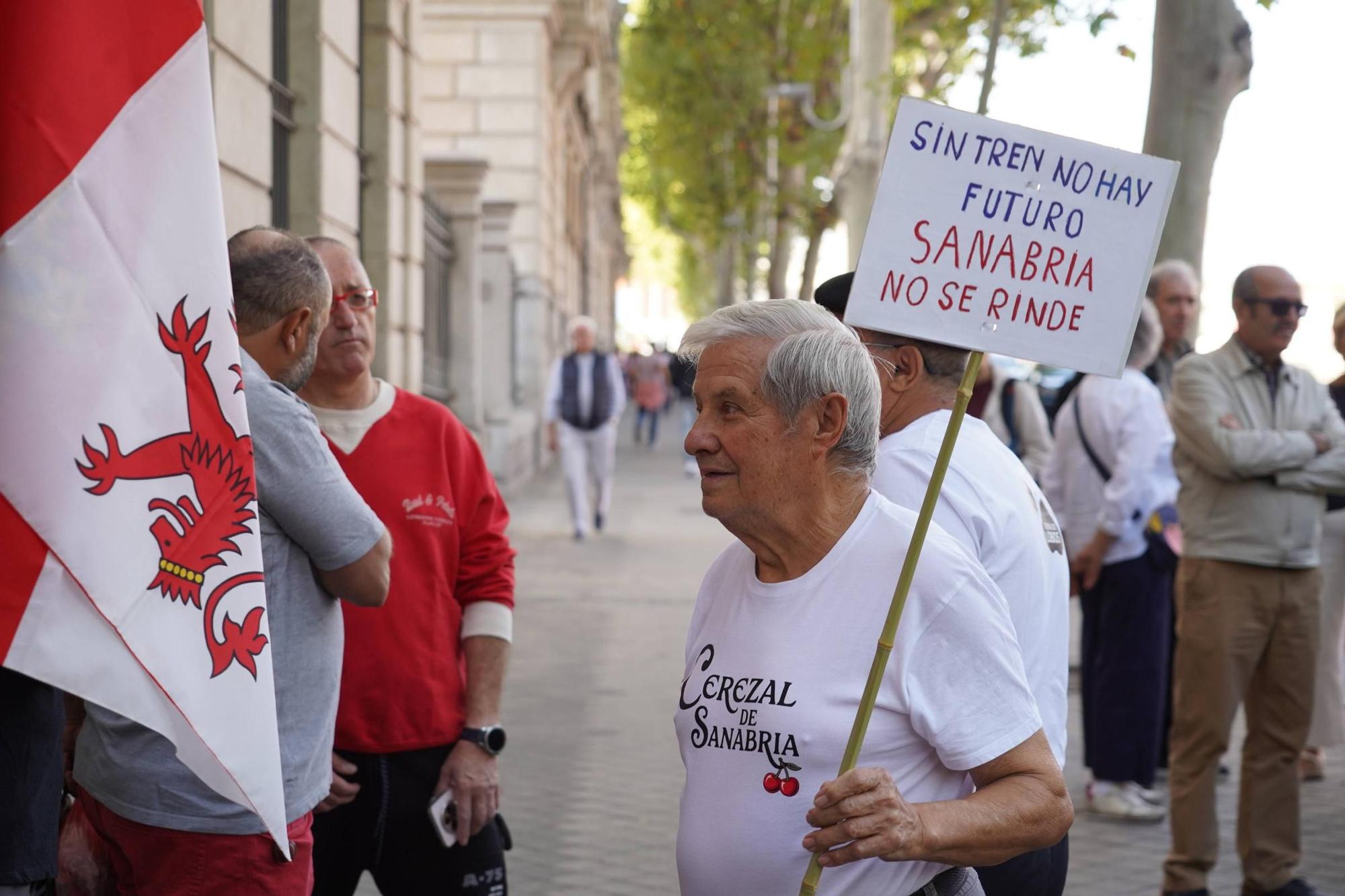 Manifestación por el AVE de Sanabria en Madrid: protesta por el tren a las puertas de Renfe