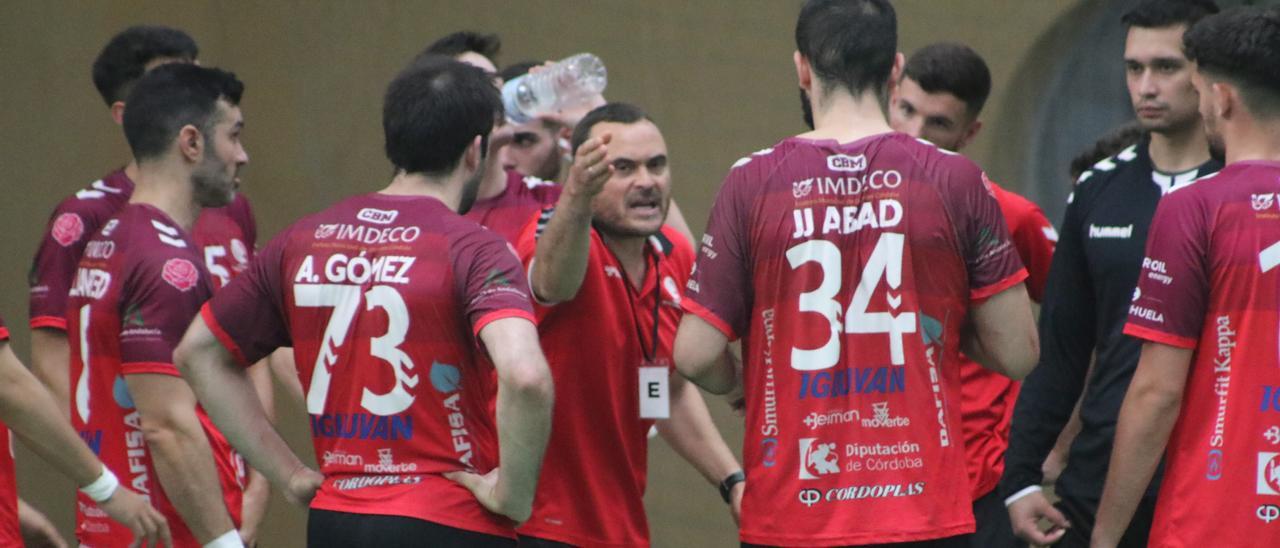 Jesús Escribano da órdenes a los jugadores del Cajasur Córdoba BM en un partido de la pasada temporada.