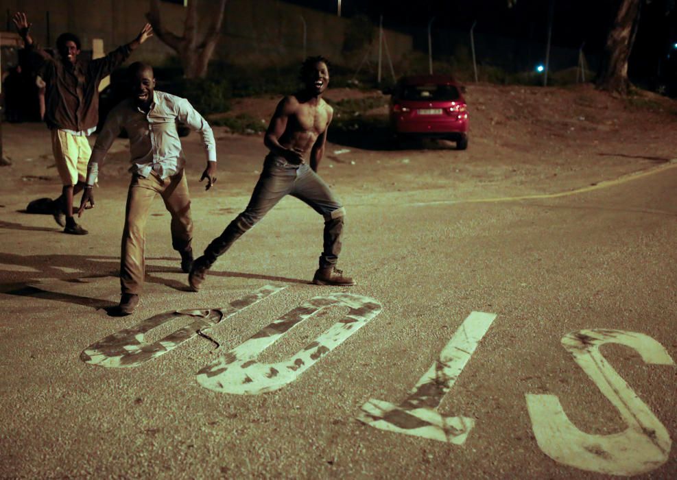 Inmigrantes africanos celebran su llegada al CETI, los Centros de Estancia Temporal de Inmigrantes, después de cruzar la frontera en Ceuta.