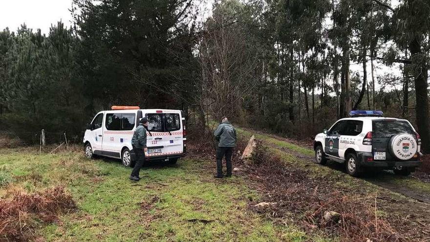 Miembros del Seprona encontraron la furgoneta en Borraxeiros. // OPC Pontevedra