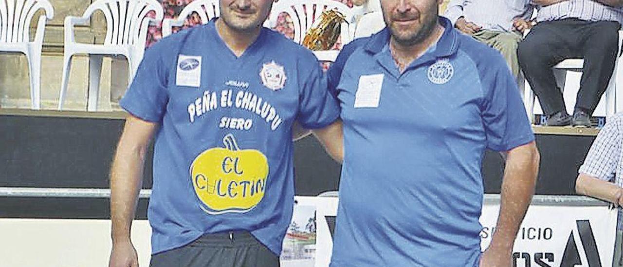 Pedro Blanco y Manuel Palacios, antes de disputar la final del Torneo &quot;Capital de la Manzana&quot; de Villaviciosa.