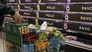 El ahorro de las familias cayó a la mitad en 2022 erosionado por la inflación