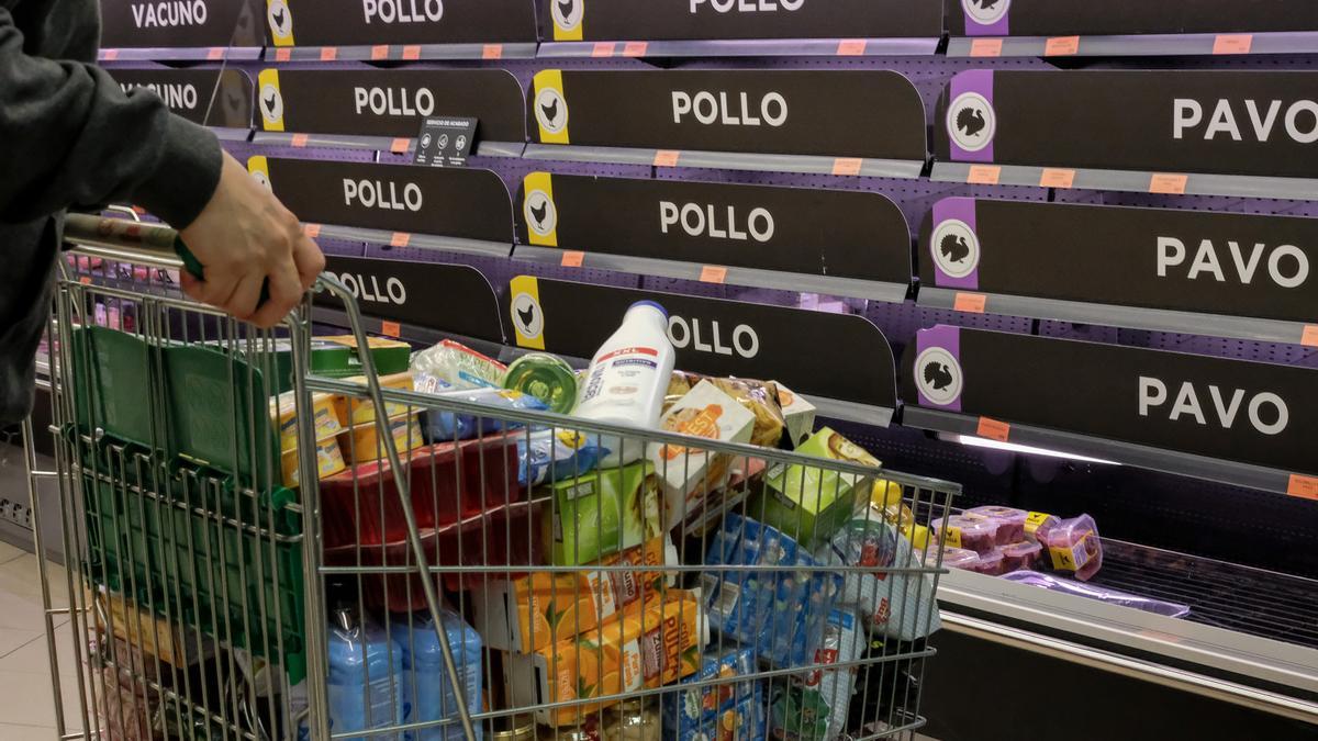 Una persona hace la compra en un supermercado.