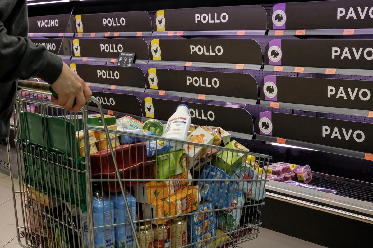 Una persona hace la compra en un supermercado.