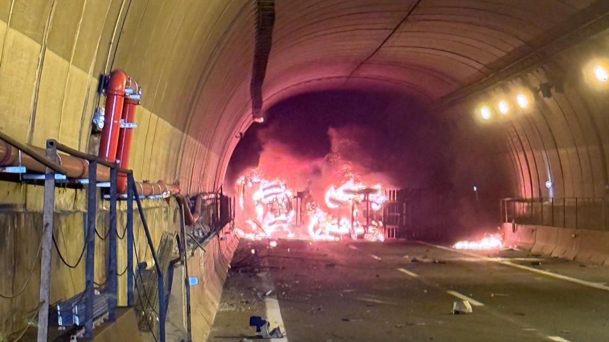 Un muerto en el túnel de Pilar de la Horadada tras volcar un camión con material inflamable