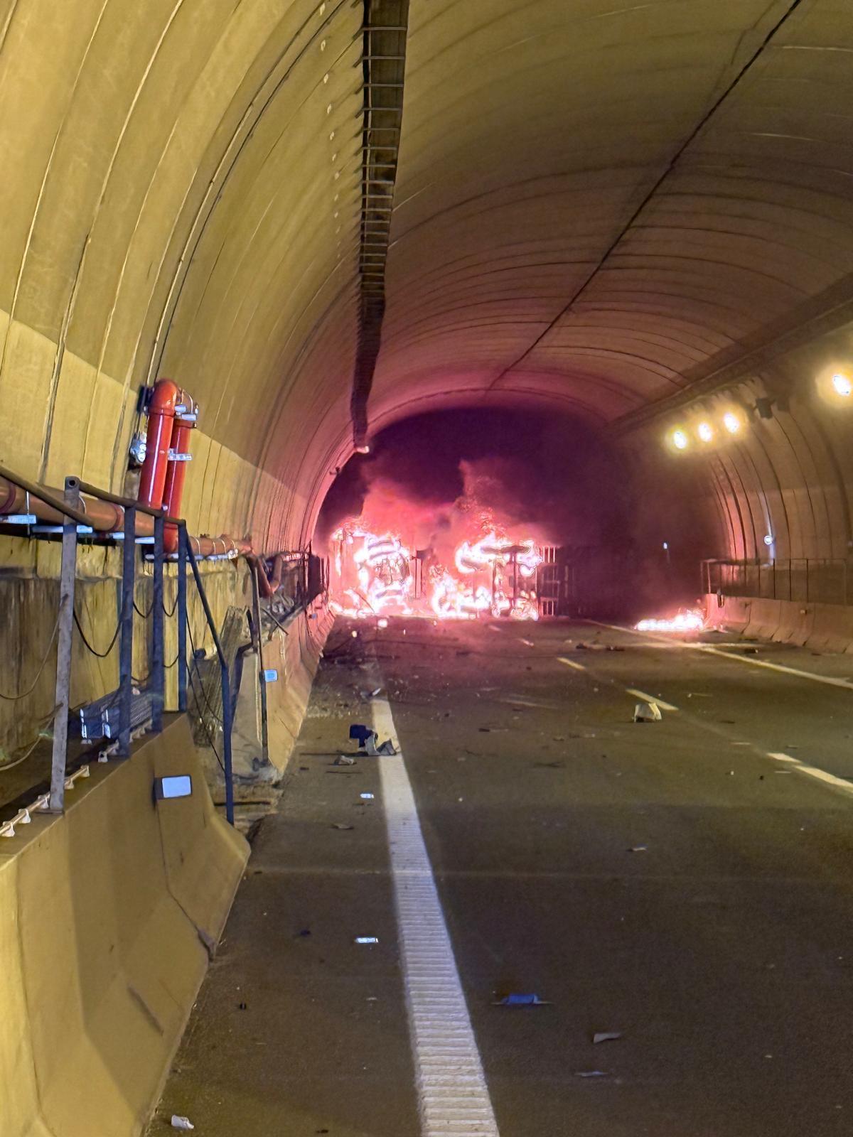 Imagen del incendio en el interior del túnel