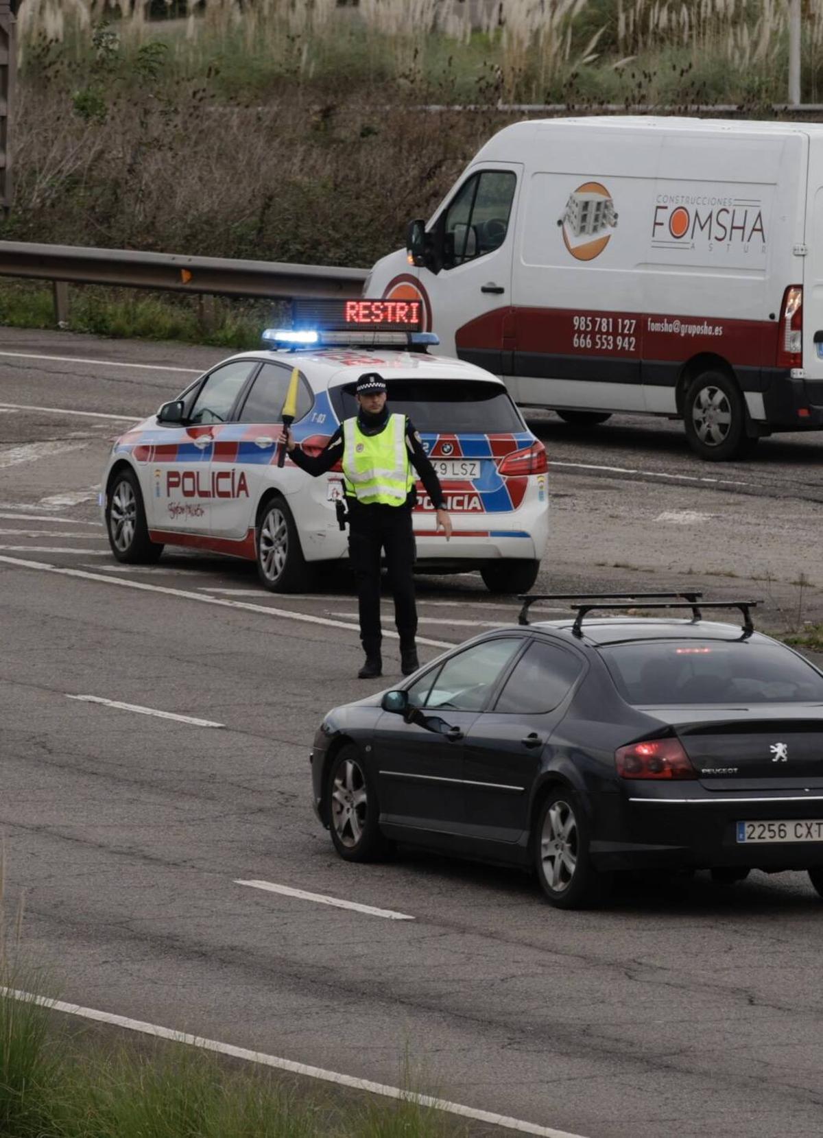 El amplio operativo en Gijón por la activación del protocolo anticontaminación, en imágenes