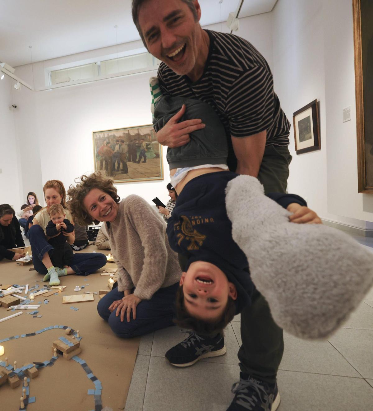 El arte y el juego infantil, de la mano en el Museo Piñole de Gijón para celebrar el Día de los Museos, en imágenes