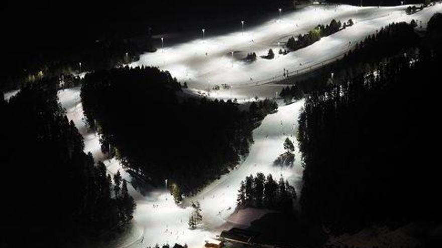 Visió general de les pistes de Masella durant l&#039;esquí nocturn