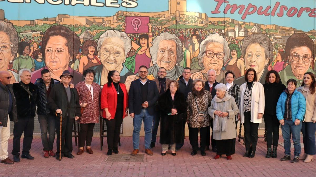 La edil de la Mujer y el alcalde, centro, junto a las protagonistas de los nuevos rostros de la segunda fase del mural ‘Mujeres esenciales: impulsoras de la igualdad’.
