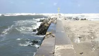 "Desvastadores" efectos de las marejadas en el espigón de Navia