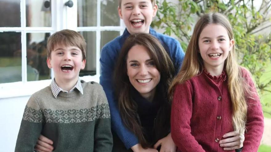 Kate Middleton admite que manipuló su fotografía familiar por el Día de la Madre y pide perdón: &quot;De vez en cuando experimento con la edición&quot;