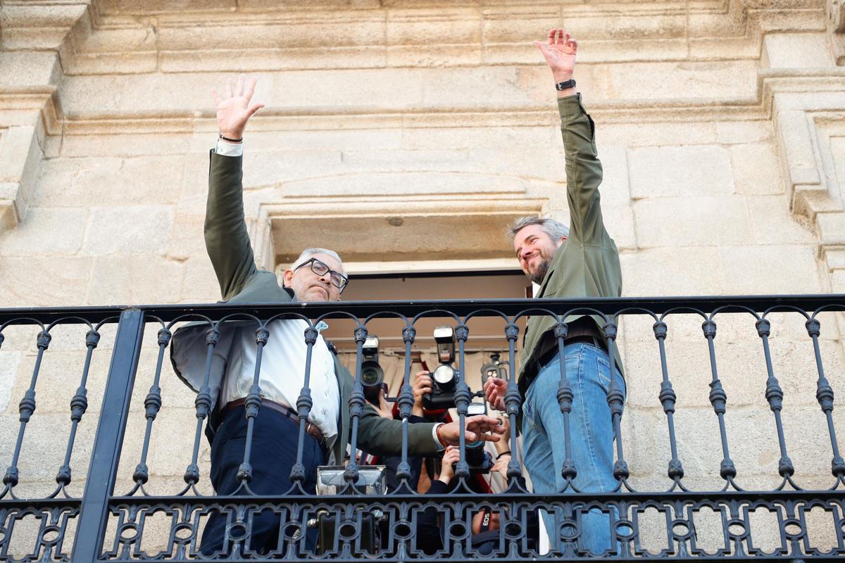 Migul Fernández y Rubén Arroxo se despiden desde el balcón del consistorio lucense.