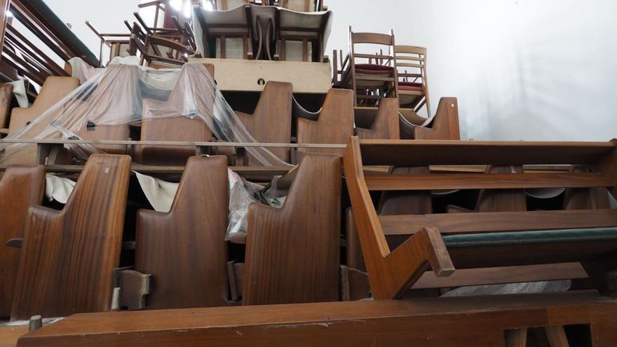 Los bancos de la capilla, apilados en una estancia de la Laboral.