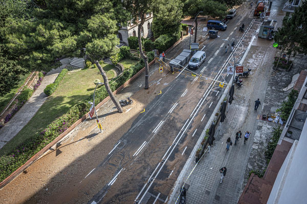 Escape de agua de grandes dimensiones en la avenida Pedralbes con el paseo Manuel Girona de Barcelona