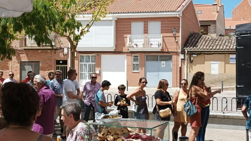 Paellada popular en las inmediaciones de la pista deportiva de Santa Clara.