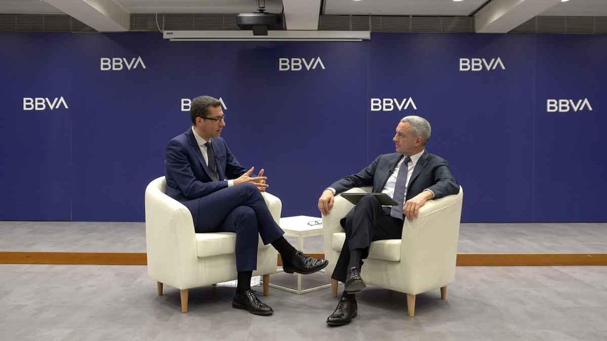 José Ballester (dreta) i Daniel Gómez, en un fragment del diàleg sobre pespectives econòmiques organitzat per Prensa Ibérica i BBVA.