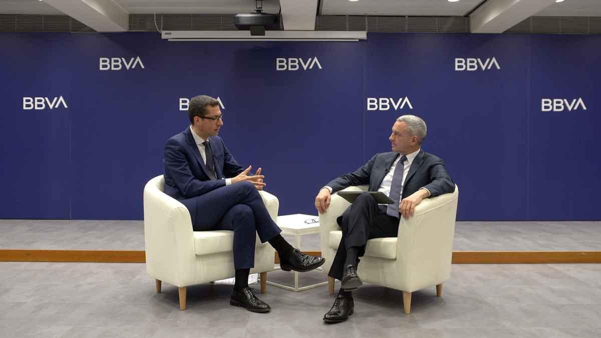 José Ballester (dreta) i Daniel Gómez, en un fragment del diàleg sobre pespectives econòmiques organitzat per Prensa Ibérica i BBVA.