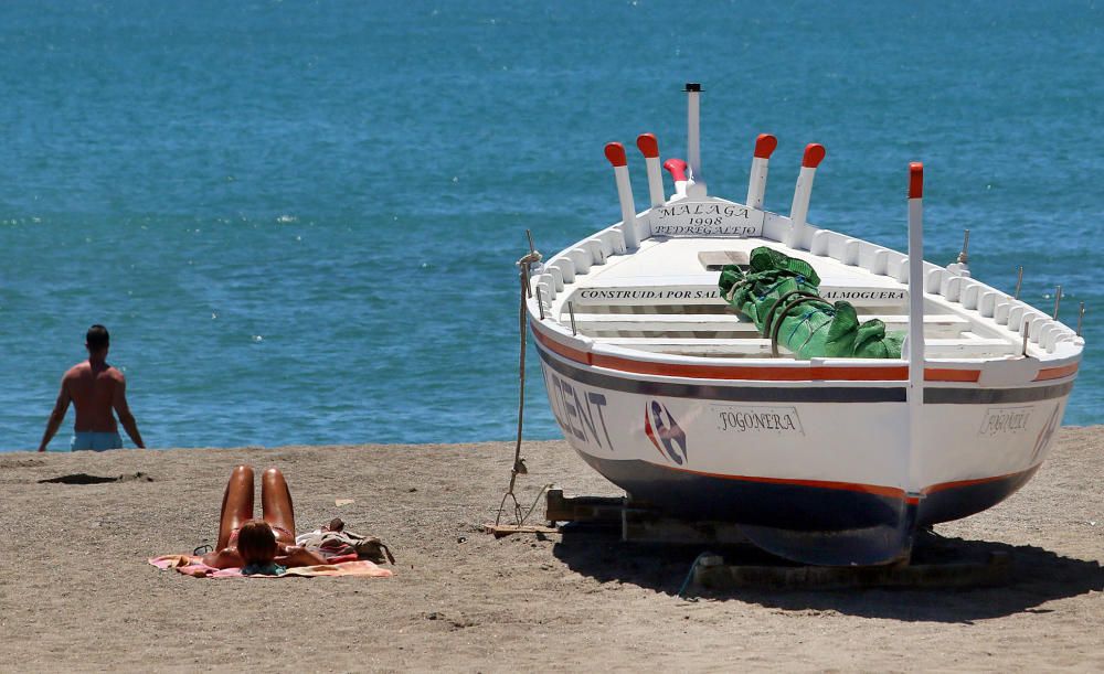 Comienzan las labores de limpieza de las playas de Málaga capital antes del inicio de la temporada de verano