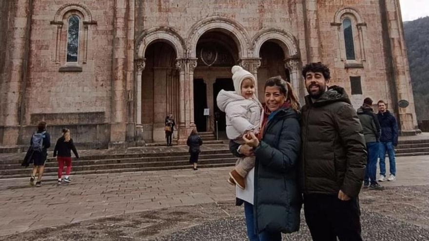 Lucía Villadangos y Alejandro Mesa, con su hija, Lola. | LNE