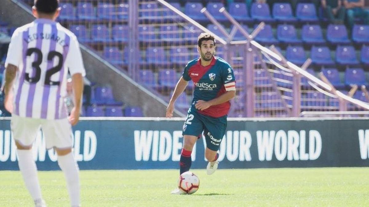 Lluís Sastre avanza con el balón en un partido de Primera con la camiseta del Huesca.