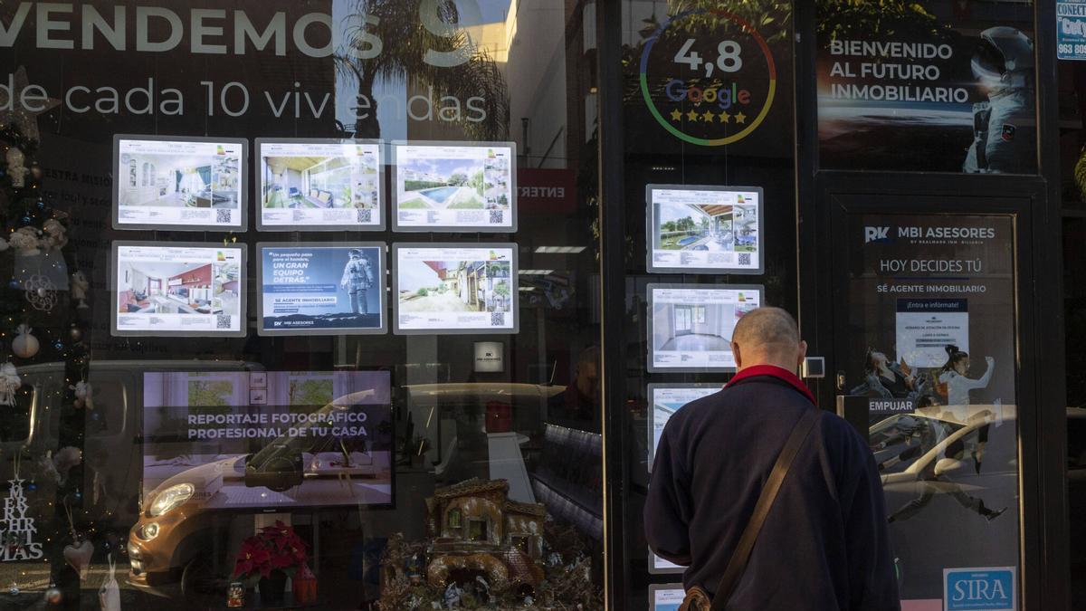 Un hombre contempla los anuncios en una inmobiliaria de Torrent, en una imagen de archivo.