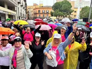 La Cursa de la Dona de Figueres agrupa solidaritat sota la pluja i supera els 4.200 participants