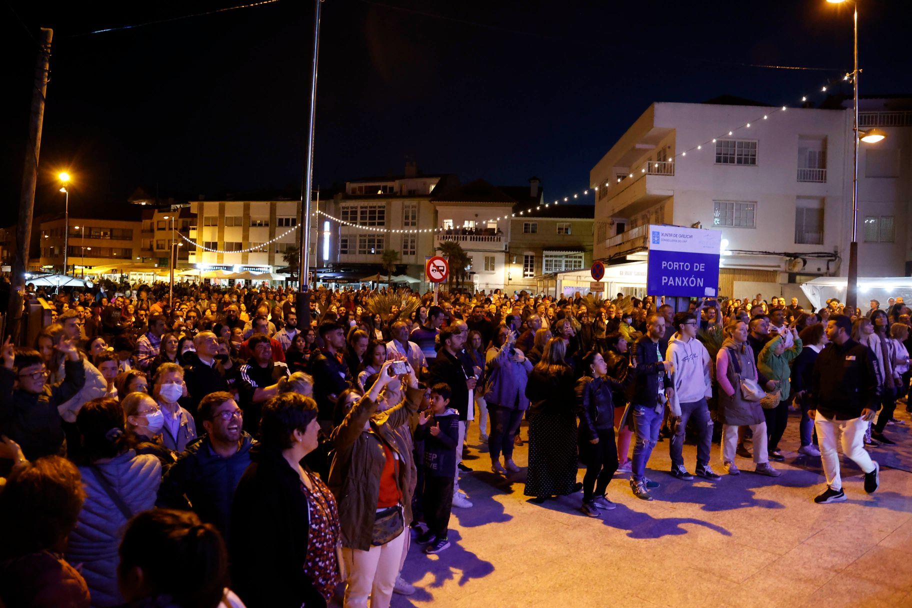 Panxón volvió a iluminarse en plena noche de San Xoán