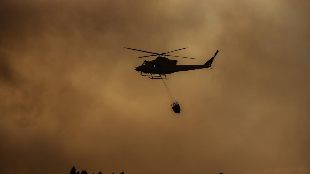 Un helicóptero, durante la extinción de un incendio.