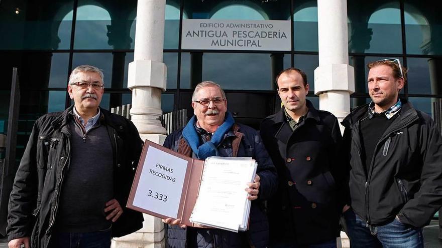 Por la izquierda, Luis García e Iván Suárez (de la asociación vecinal de Viesques), César González (PSOE) y Óscar Suárez (Xixón Sí Puede), antes de presentar las 3.333 firmas en la Antigua Pescadería.