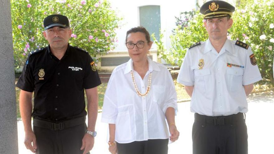 El comisario Luis Hombreiro, a la izquierda, durante una visita de la subdelegada del Gobierno, Maica Larriba, a Vilagarcía para ensalzar su trabajo desde que aterrizó en O Cavadelo hace menos de un año.