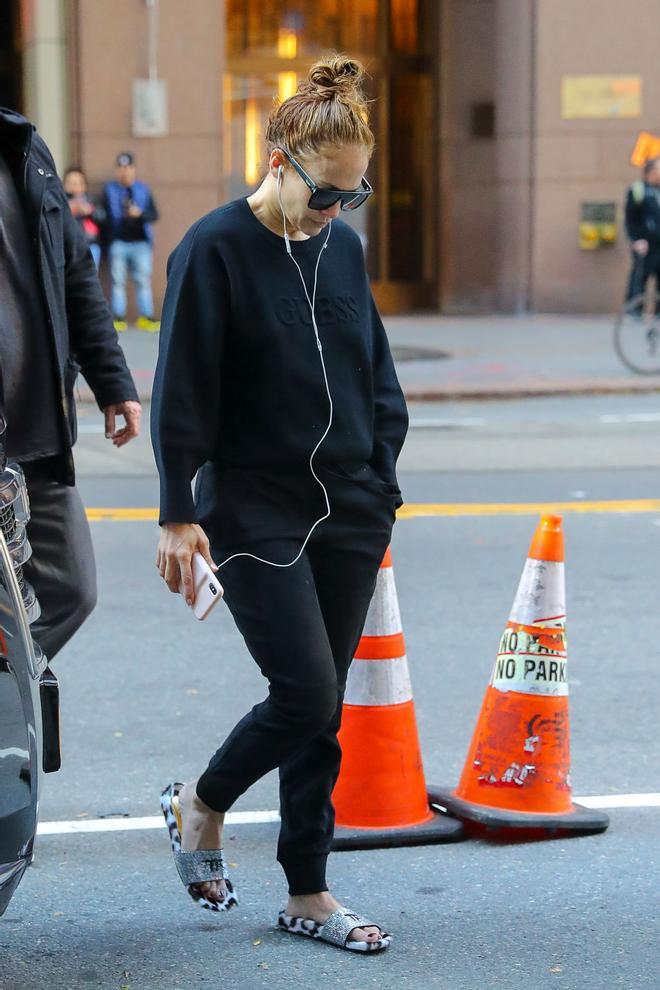 Jennifer Lopez de camino al set de rodaje de 'Marry me' con una sudadera de Guess y unas sandalias animal print de Tom Ford