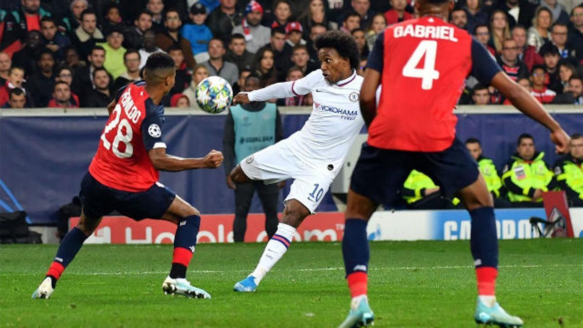 Willian conectó una tremenda volea ante el Lille