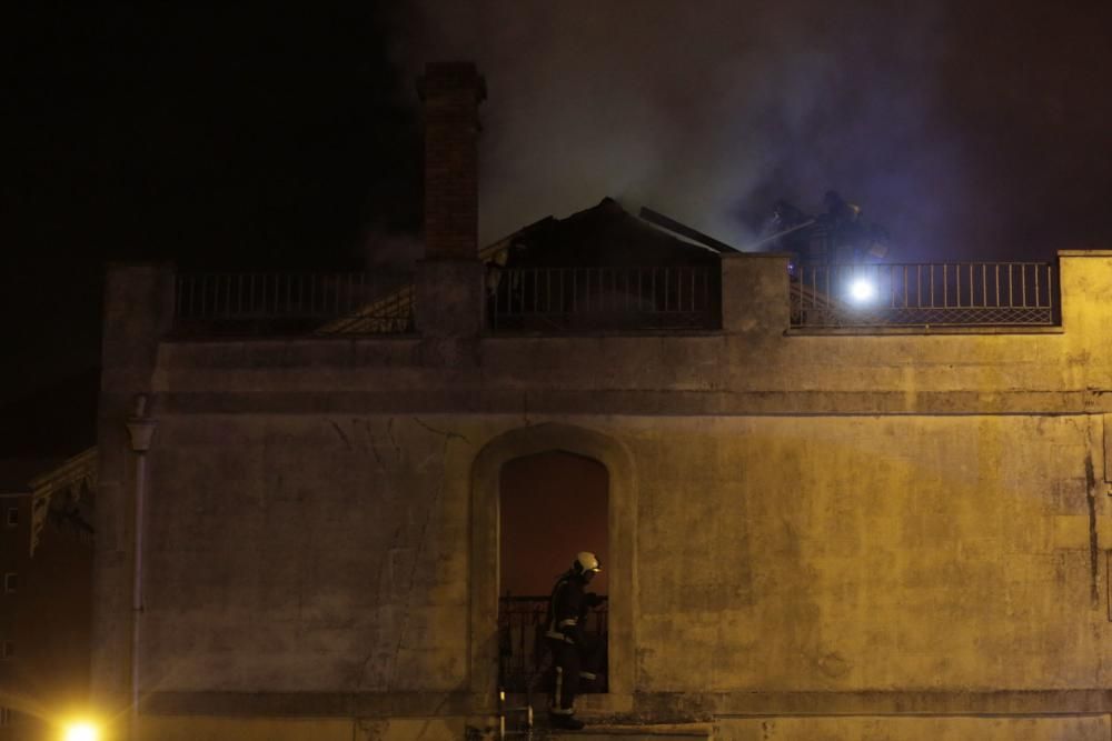 Un fuego destruye el chalé de los García Pola, uno de los tesoros indianos de Avilés.